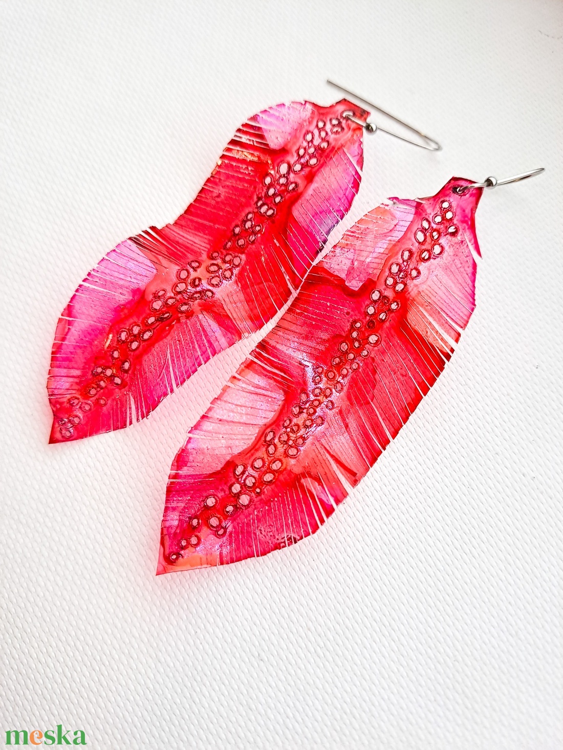 Tollafülbe fülbevaló, madártoll - fenntartható ékszer - ékszer - fülbevaló - lógó fülbevaló - Meska.hu