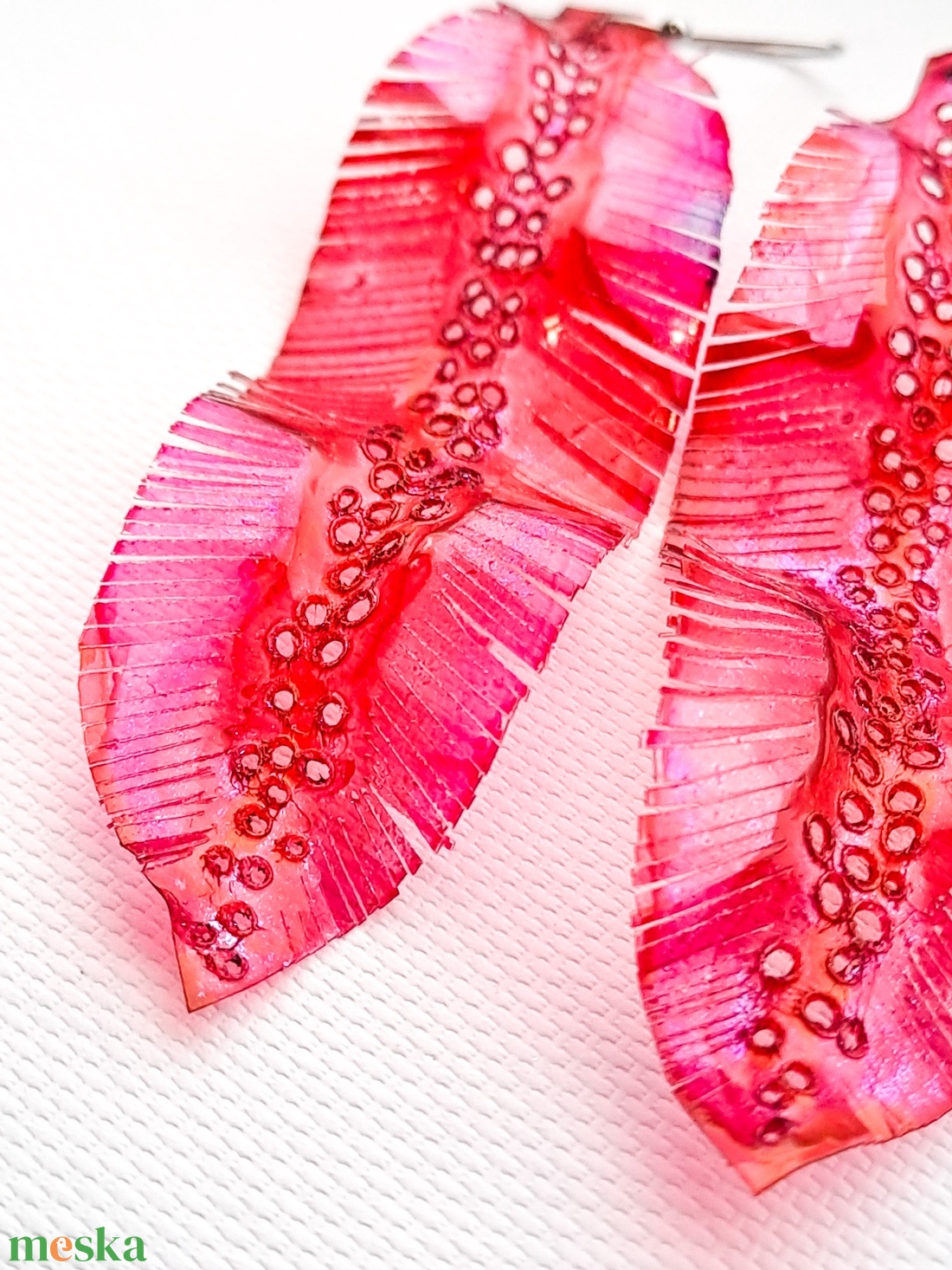 Tollafülbe fülbevaló, madártoll - fenntartható ékszer - ékszer - fülbevaló - lógó fülbevaló - Meska.hu