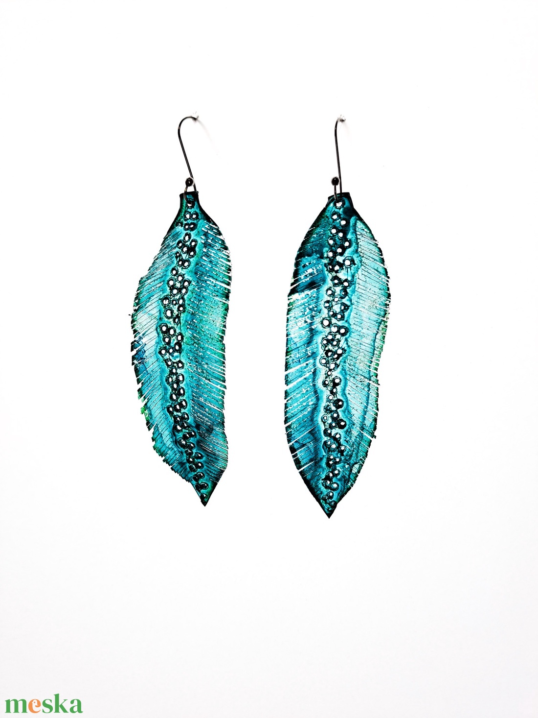 Tollafülbe fülbevaló, madártoll - fenntartható ékszer - ékszer - fülbevaló - lógó fülbevaló - Meska.hu