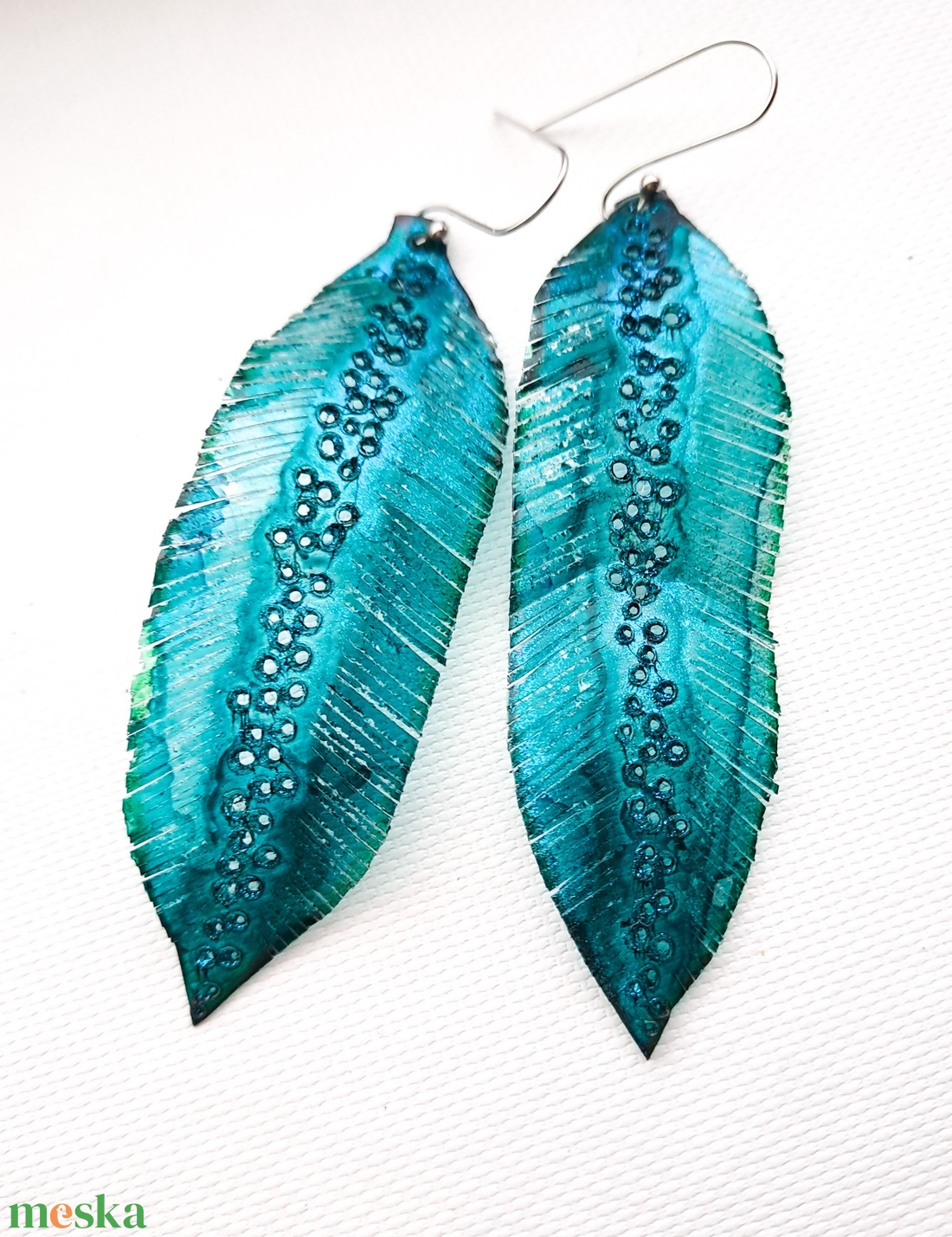 Tollafülbe fülbevaló, madártoll - fenntartható ékszer - ékszer - fülbevaló - lógó fülbevaló - Meska.hu