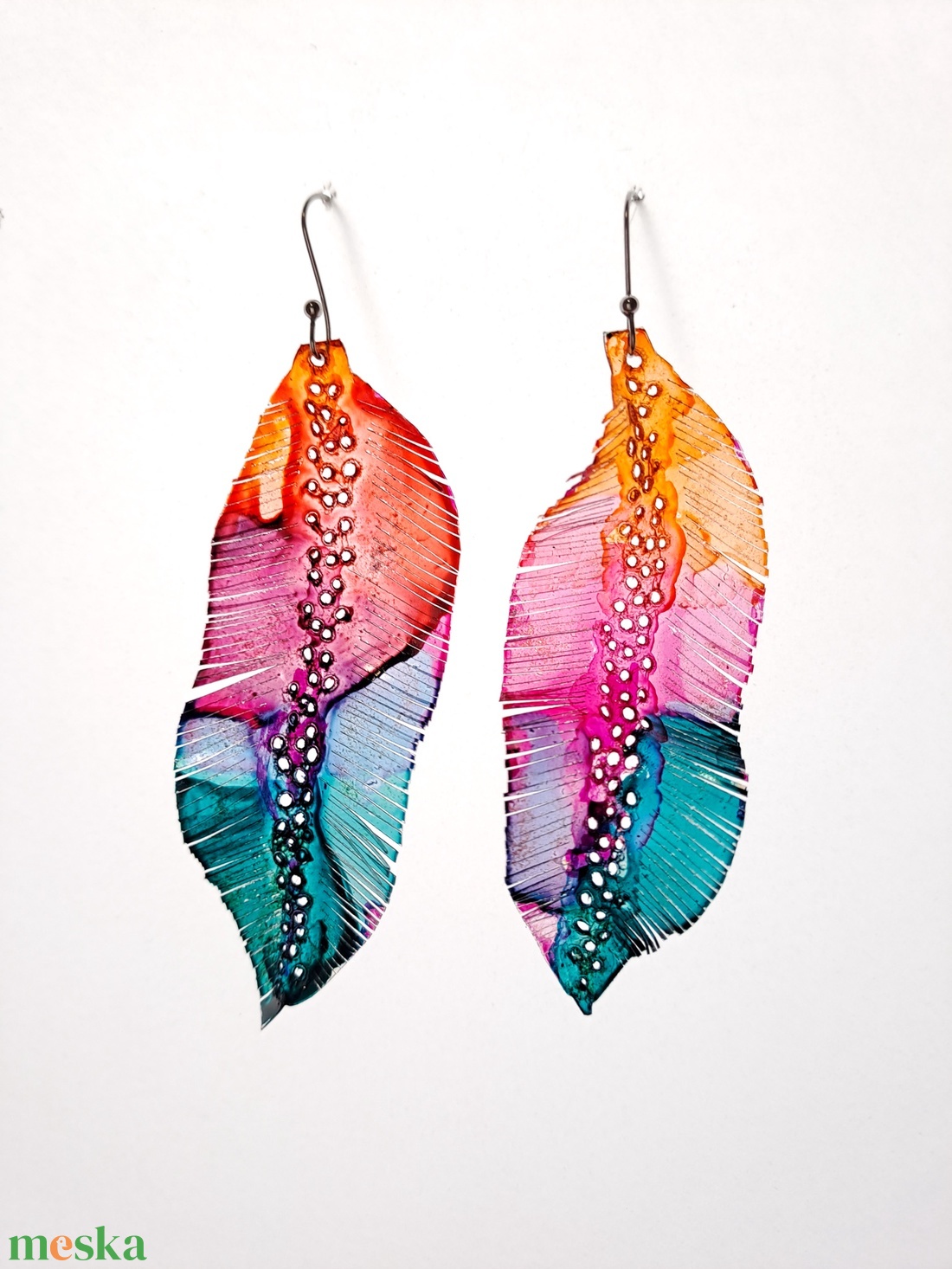 Tollafülbe fülbevaló, madártoll - fenntartható ékszer - ékszer - fülbevaló - lógó fülbevaló - Meska.hu