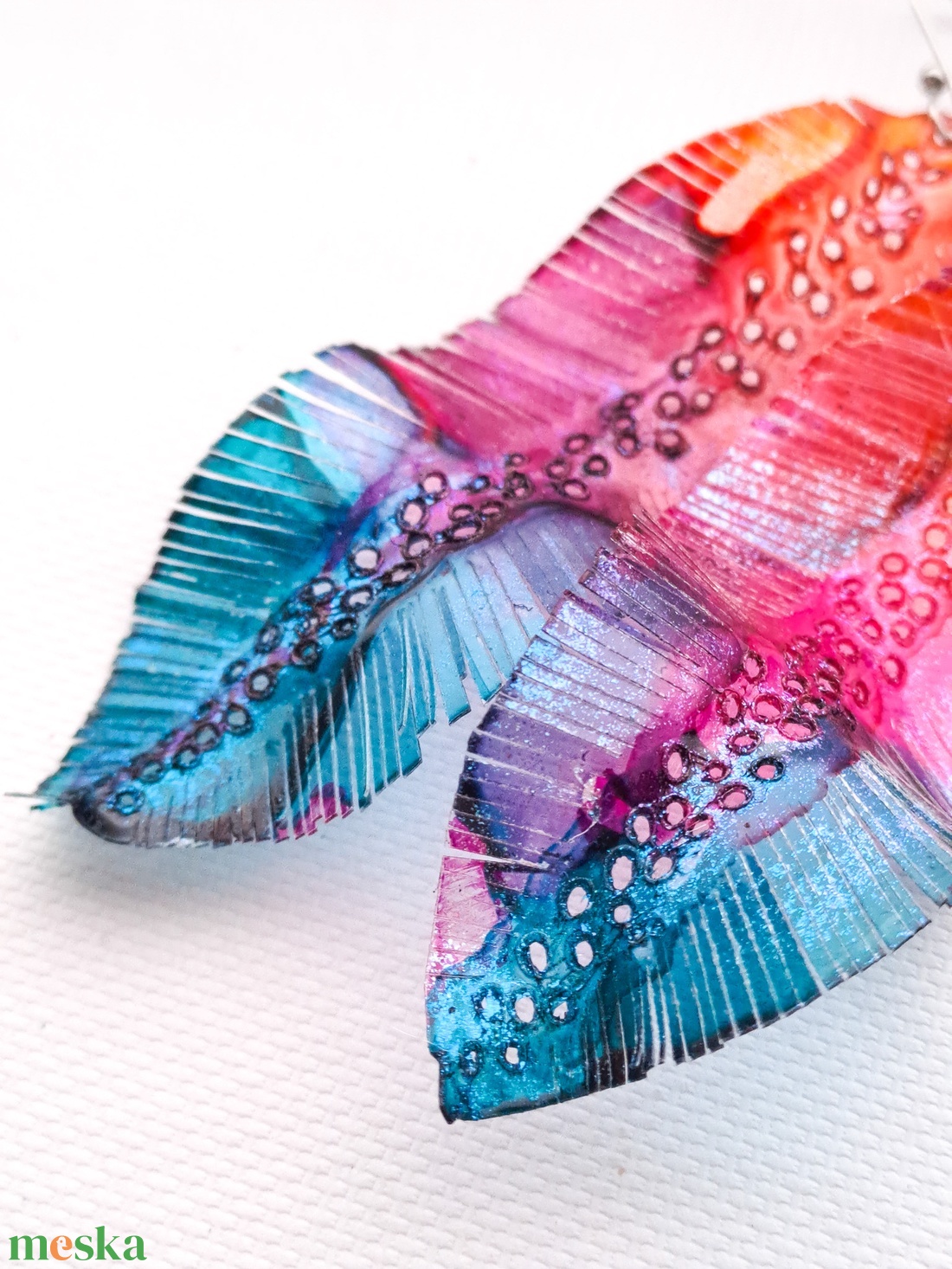 Tollafülbe fülbevaló, madártoll - fenntartható ékszer - ékszer - fülbevaló - lógó fülbevaló - Meska.hu