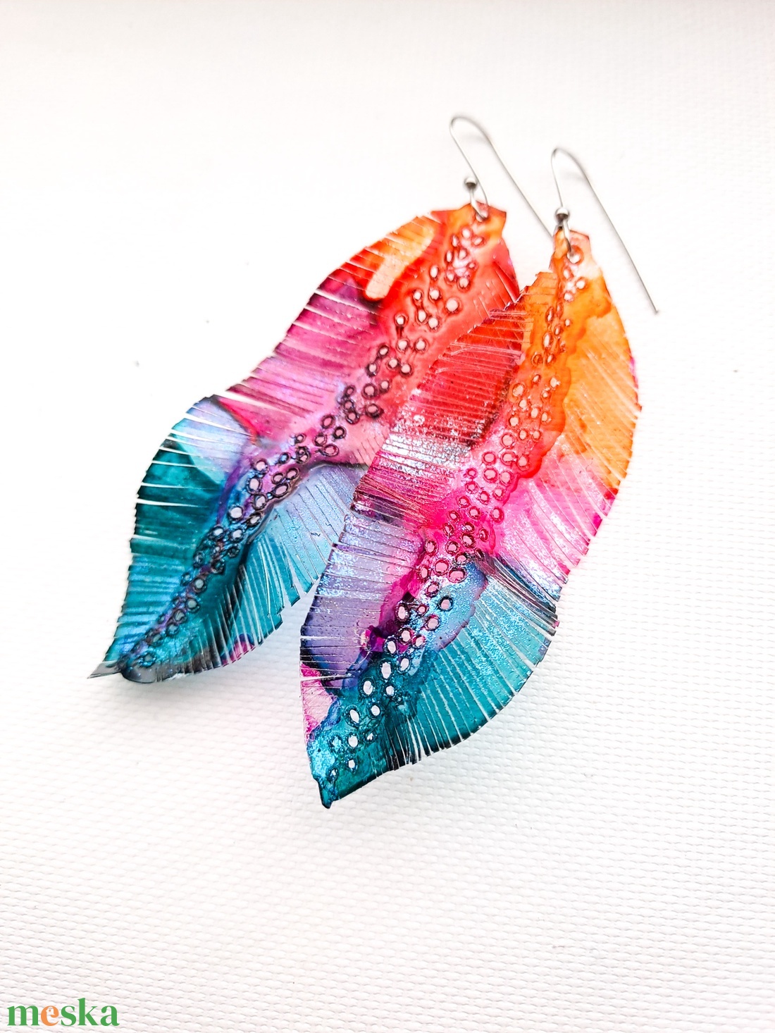 Tollafülbe fülbevaló, madártoll - fenntartható ékszer - ékszer - fülbevaló - lógó fülbevaló - Meska.hu