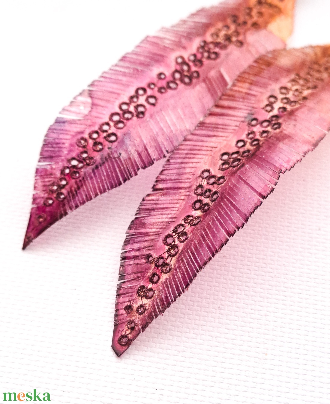 Tollafülbe fülbevaló, madártoll - fenntartható ékszer - ékszer - fülbevaló - lógó fülbevaló - Meska.hu