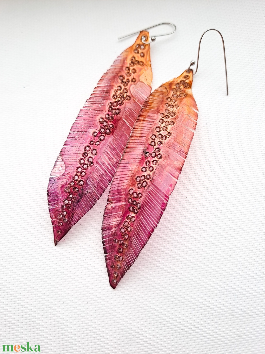 Tollafülbe fülbevaló, madártoll - fenntartható ékszer - ékszer - fülbevaló - lógó fülbevaló - Meska.hu