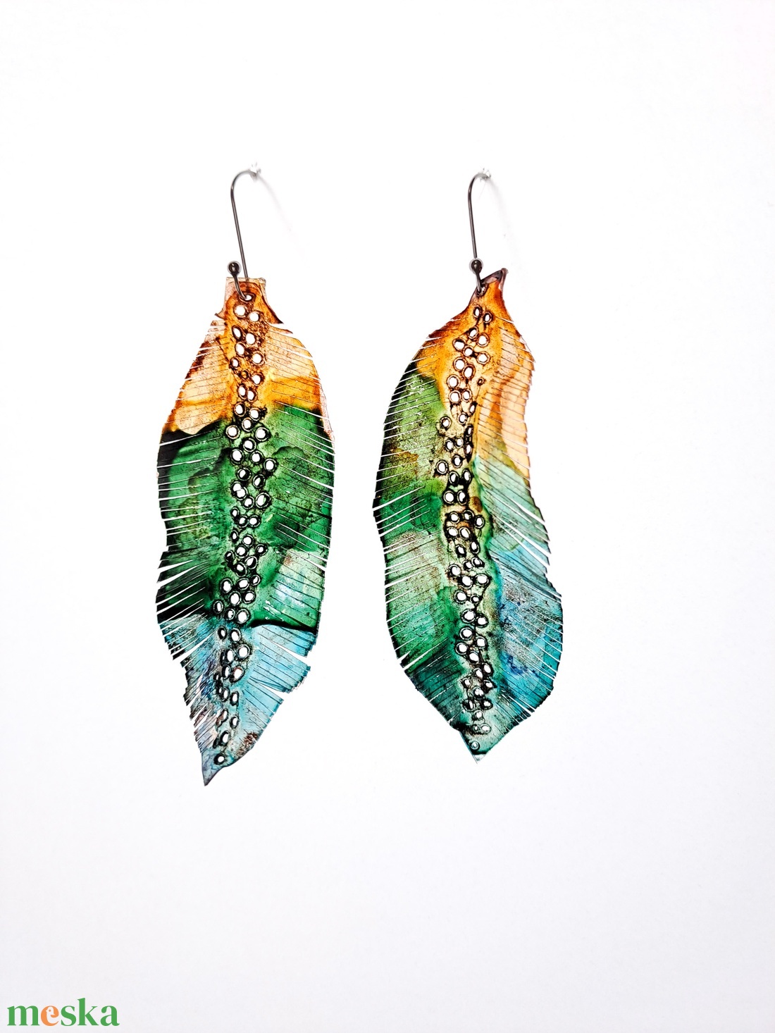 Tollafülbe fülbevaló, madártoll - fenntartható ékszer - ékszer - fülbevaló - lógó fülbevaló - Meska.hu