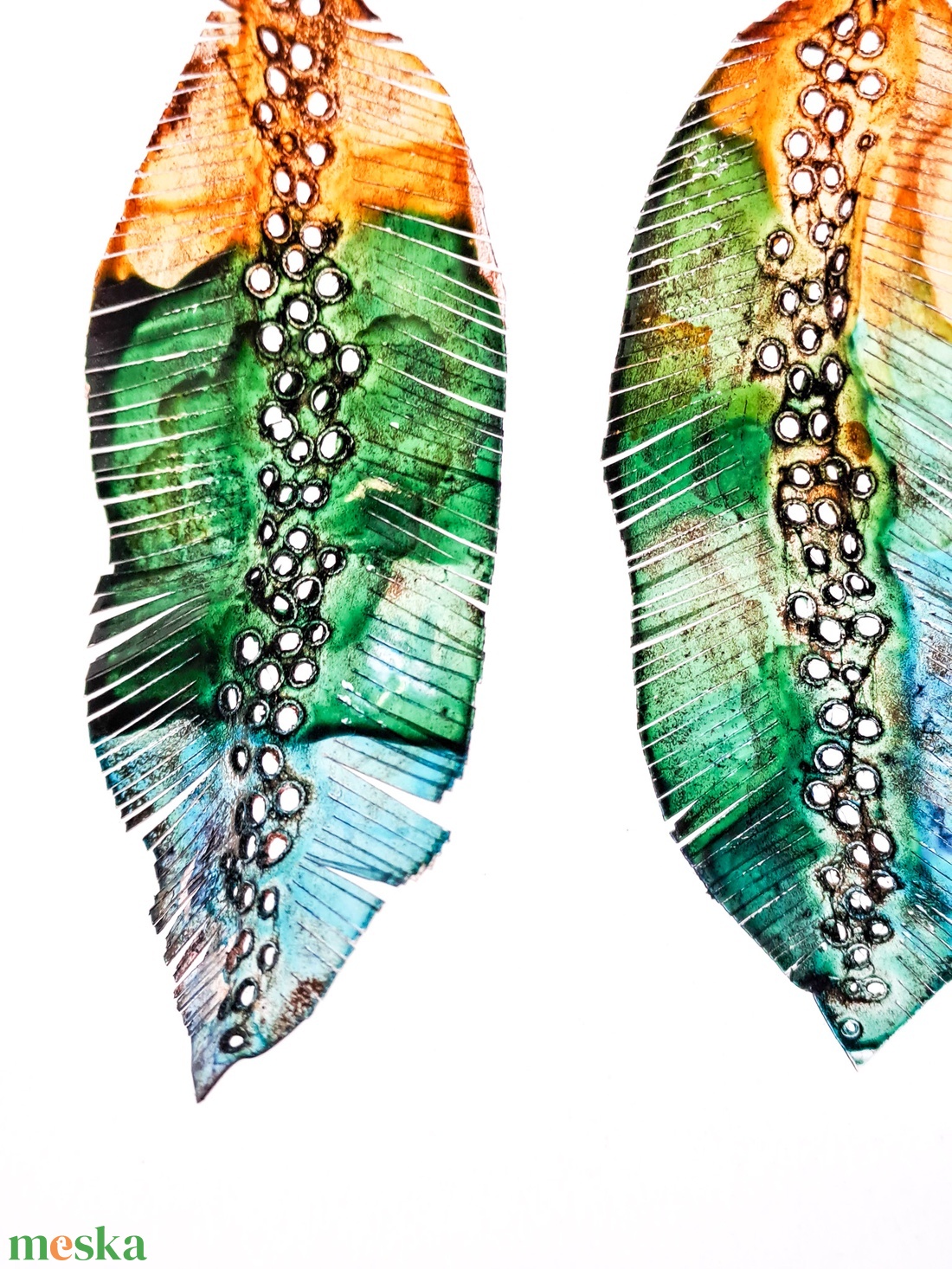 Tollafülbe fülbevaló, madártoll - fenntartható ékszer - ékszer - fülbevaló - lógó fülbevaló - Meska.hu