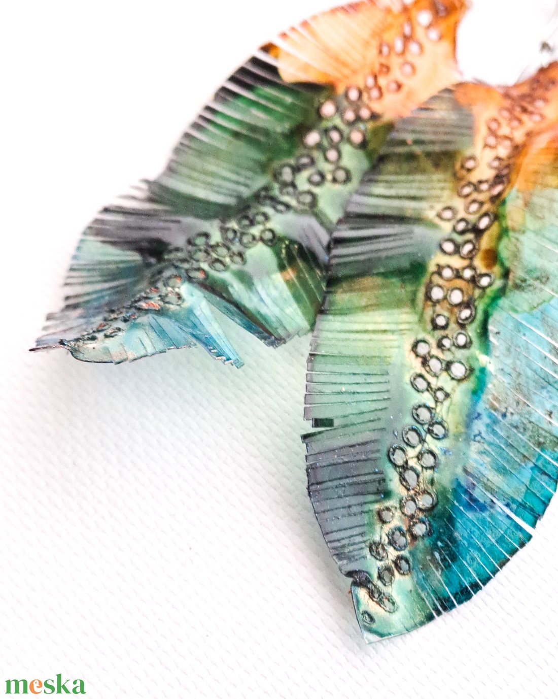 Tollafülbe fülbevaló, madártoll - fenntartható ékszer - ékszer - fülbevaló - lógó fülbevaló - Meska.hu