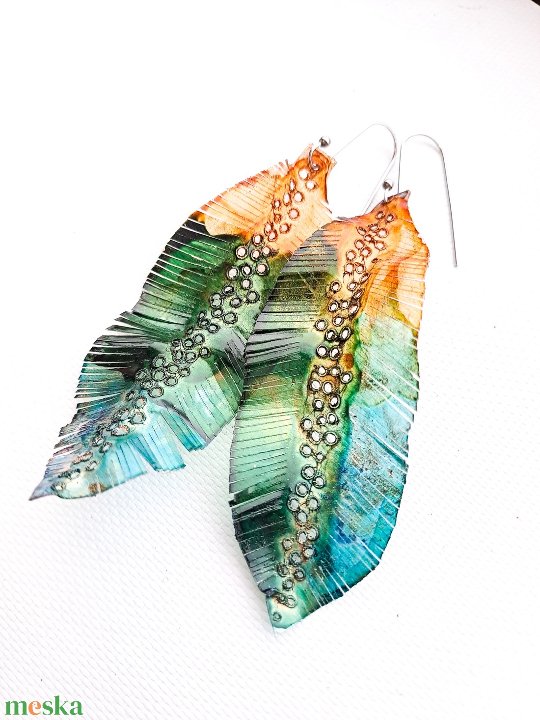 Tollafülbe fülbevaló, madártoll - fenntartható ékszer - ékszer - fülbevaló - lógó fülbevaló - Meska.hu