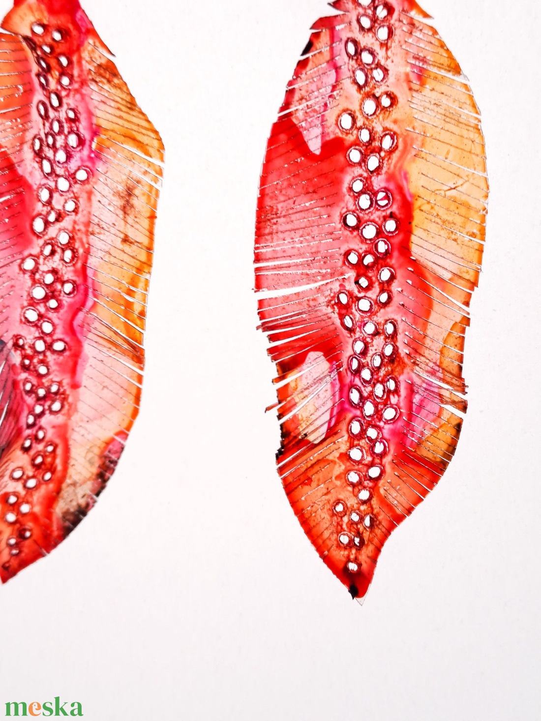 Tollafülbe fülbevaló, madártoll - fenntartható ékszer - ékszer - fülbevaló - lógó fülbevaló - Meska.hu