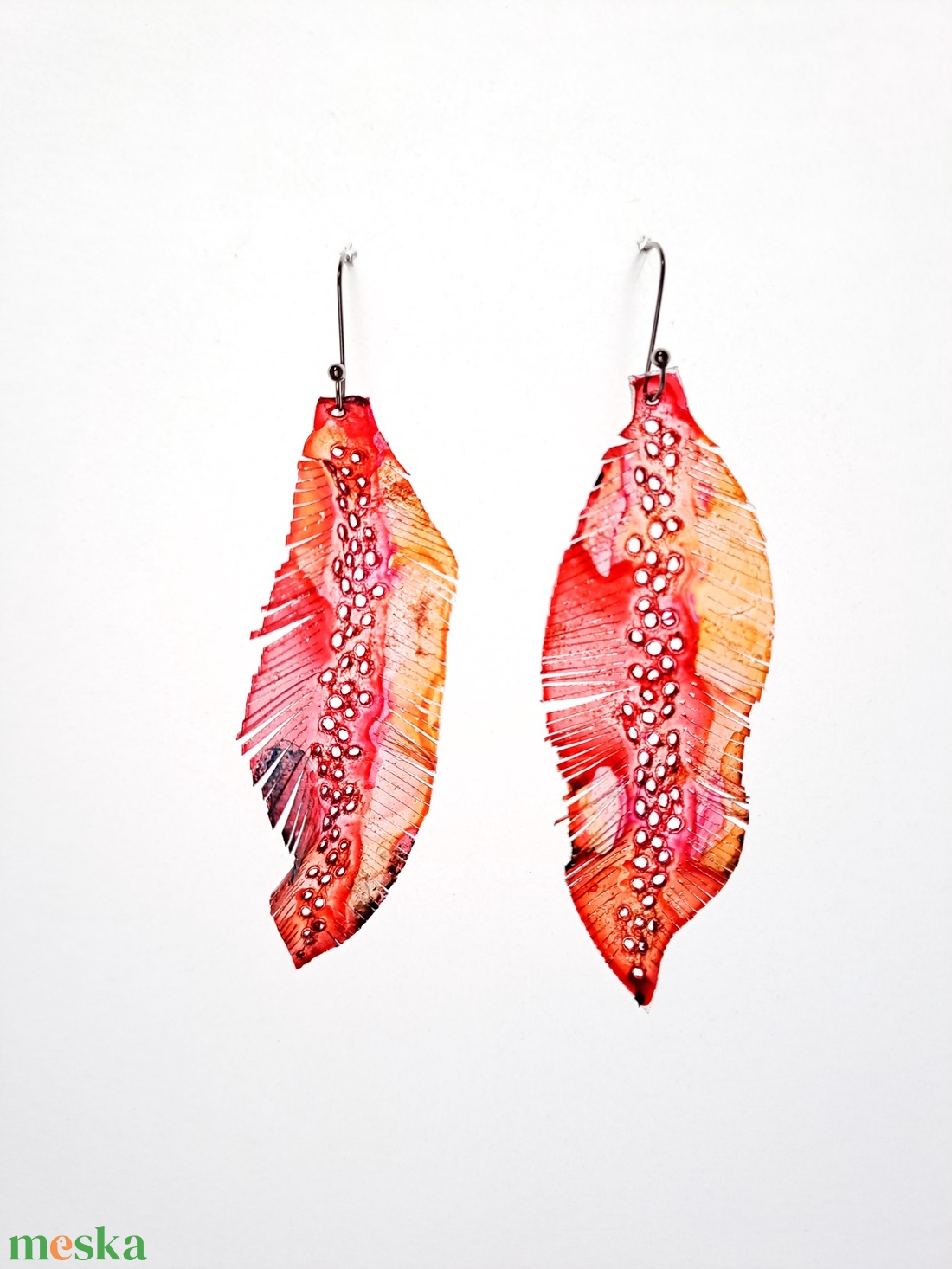 Tollafülbe fülbevaló, madártoll - fenntartható ékszer - ékszer - fülbevaló - lógó fülbevaló - Meska.hu