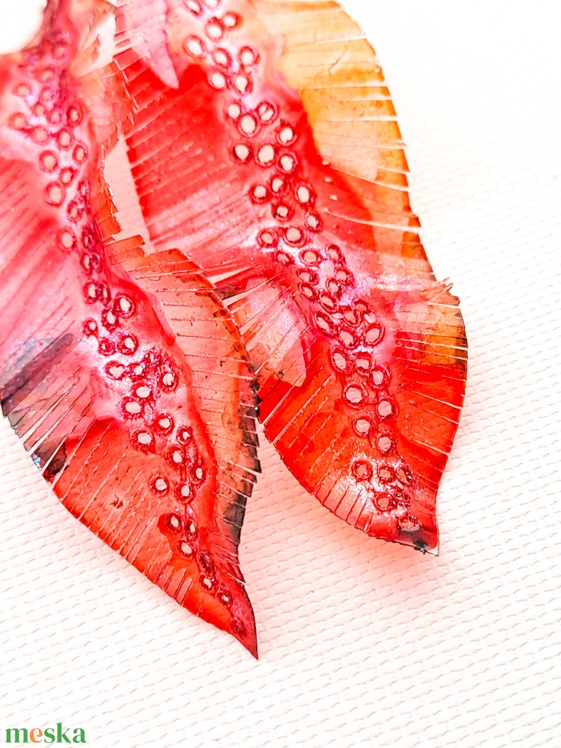 Tollafülbe fülbevaló, madártoll - fenntartható ékszer - ékszer - fülbevaló - lógó fülbevaló - Meska.hu