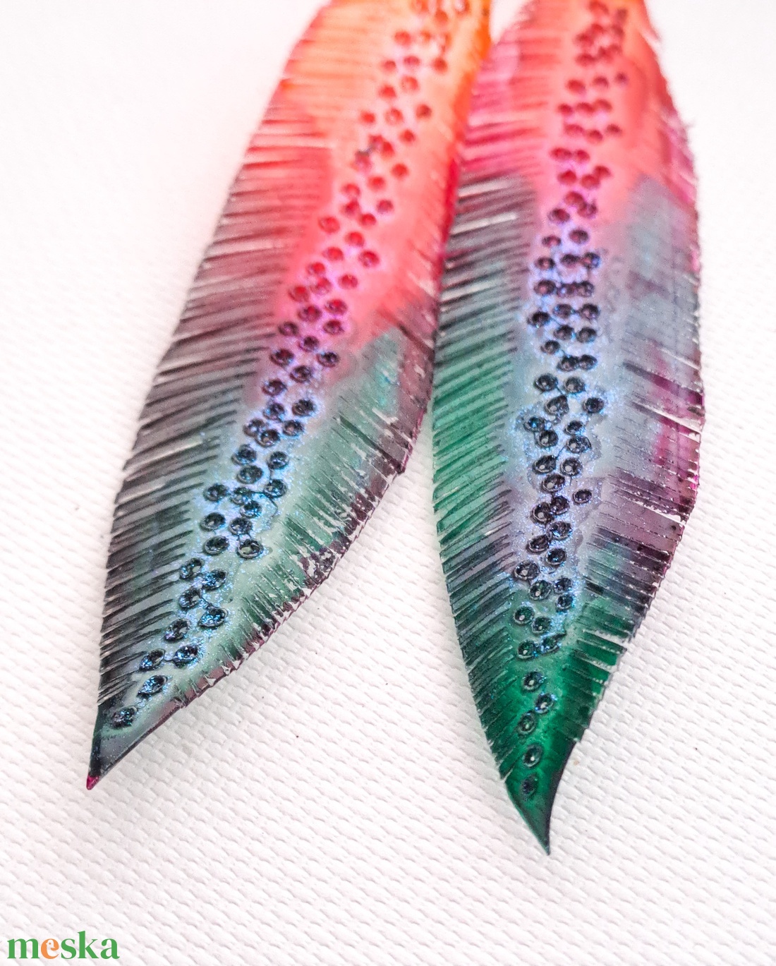 Tollafülbe fülbevaló, madártoll - fenntartható ékszer - ékszer - fülbevaló - lógó fülbevaló - Meska.hu