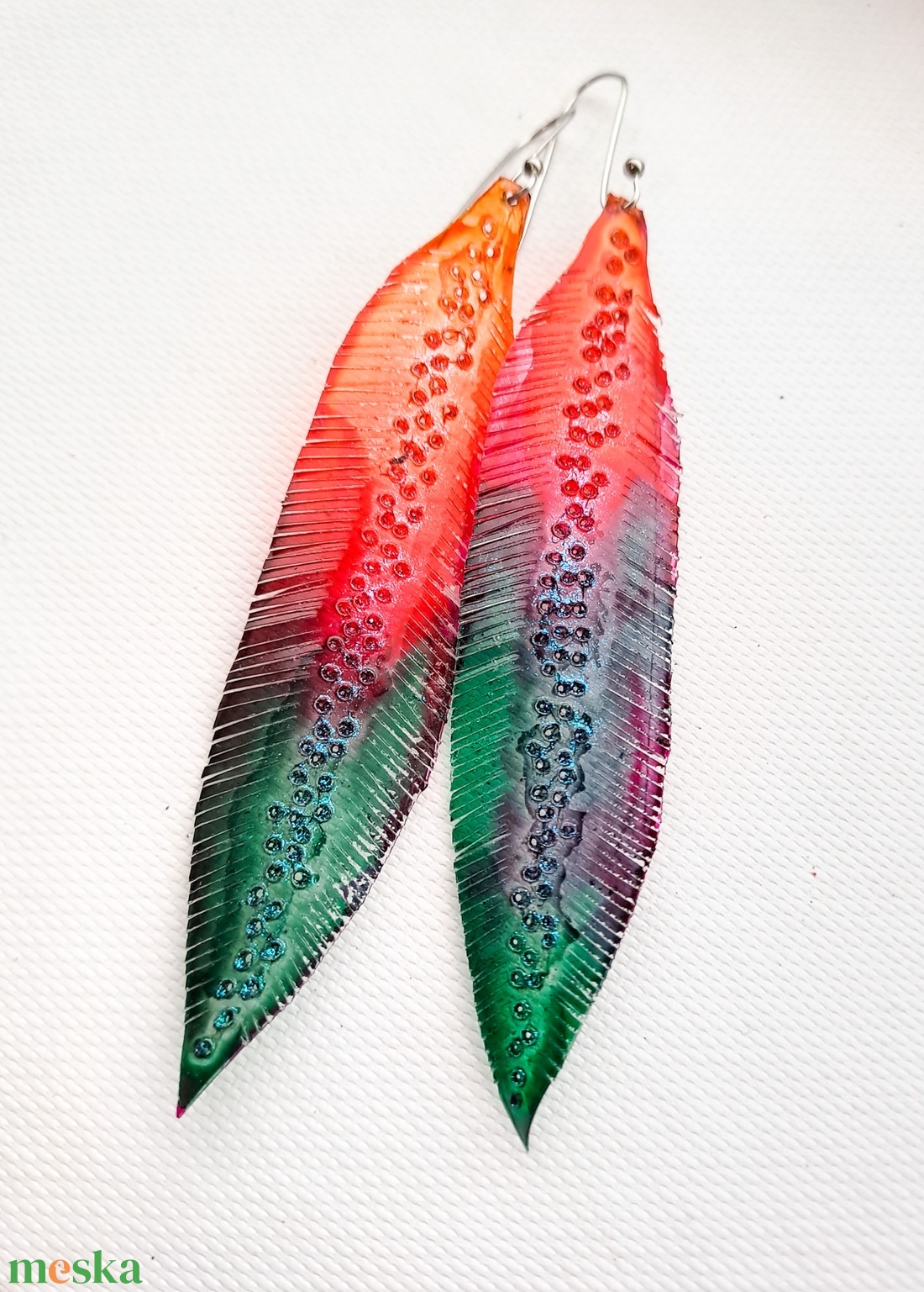 Tollafülbe fülbevaló, madártoll - fenntartható ékszer - ékszer - fülbevaló - lógó fülbevaló - Meska.hu