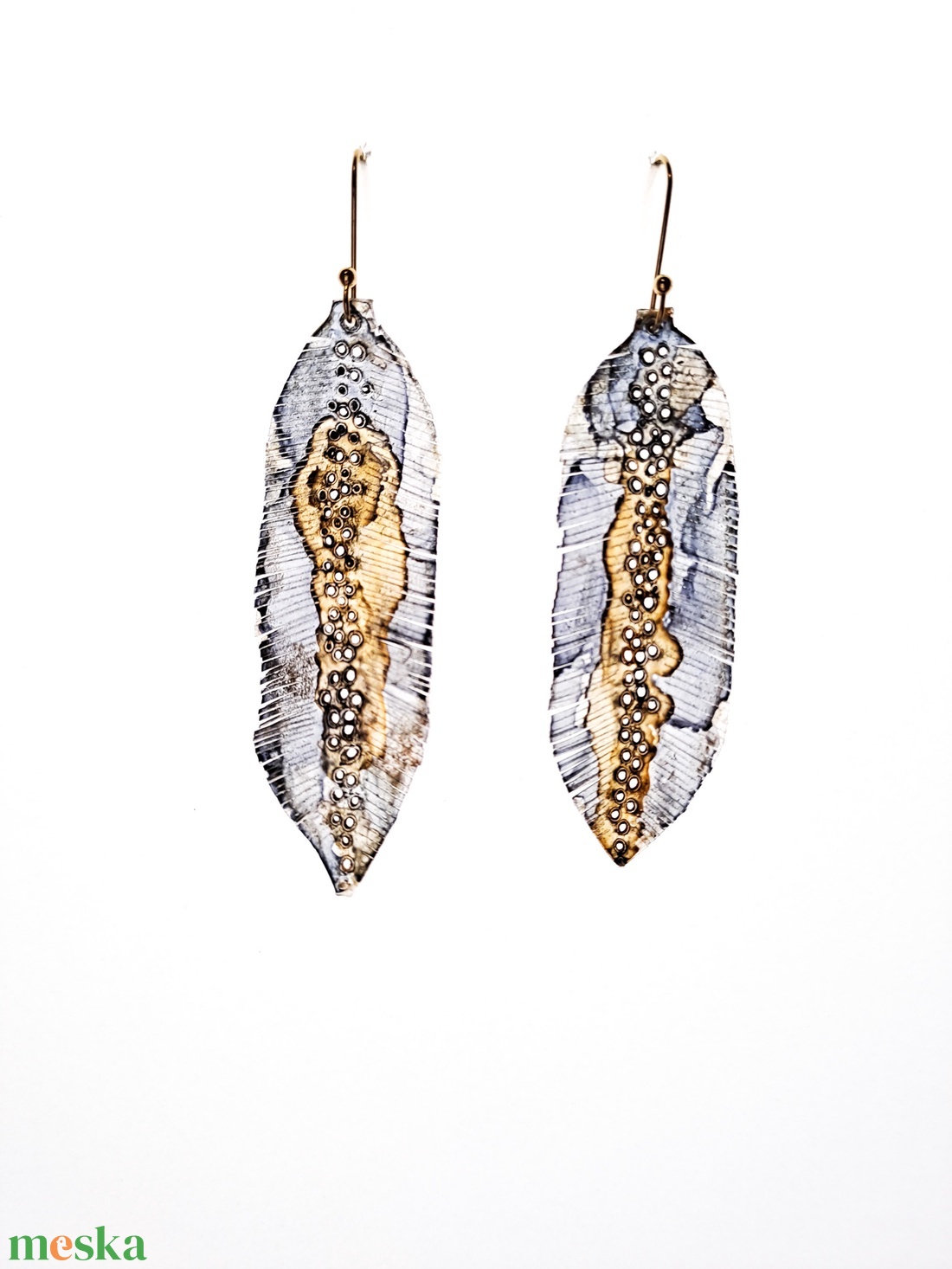 Tollafülbe fülbevaló, madártoll - fenntartható ékszer - ékszer - fülbevaló - lógó fülbevaló - Meska.hu