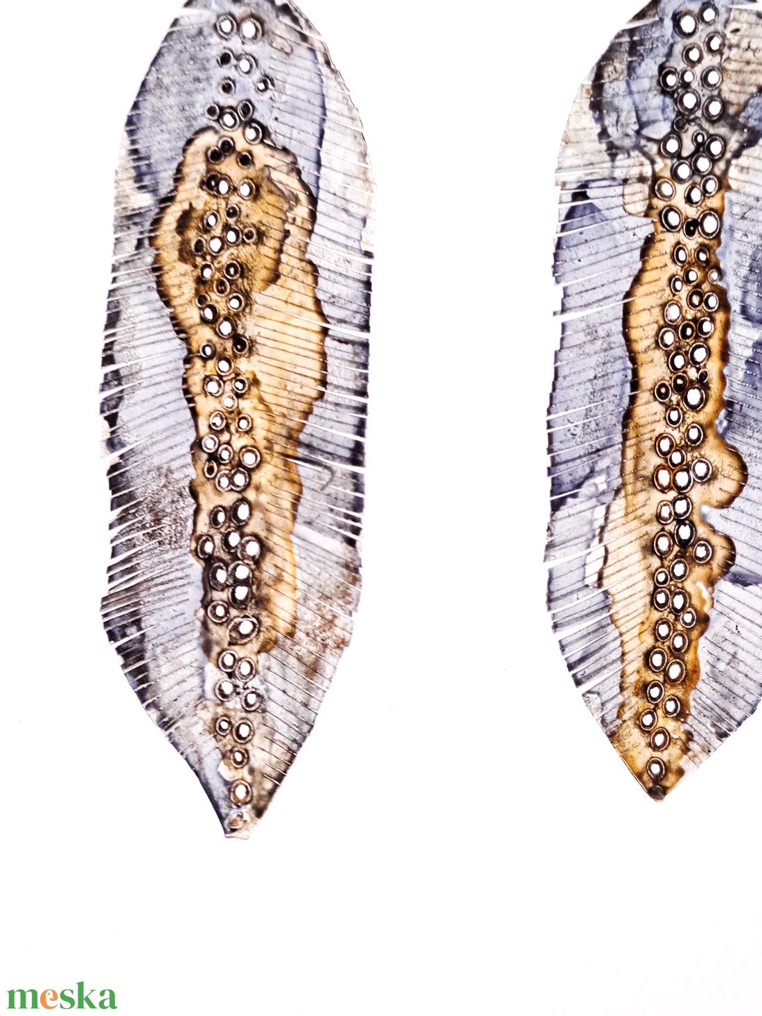 Tollafülbe fülbevaló, madártoll - fenntartható ékszer - ékszer - fülbevaló - lógó fülbevaló - Meska.hu