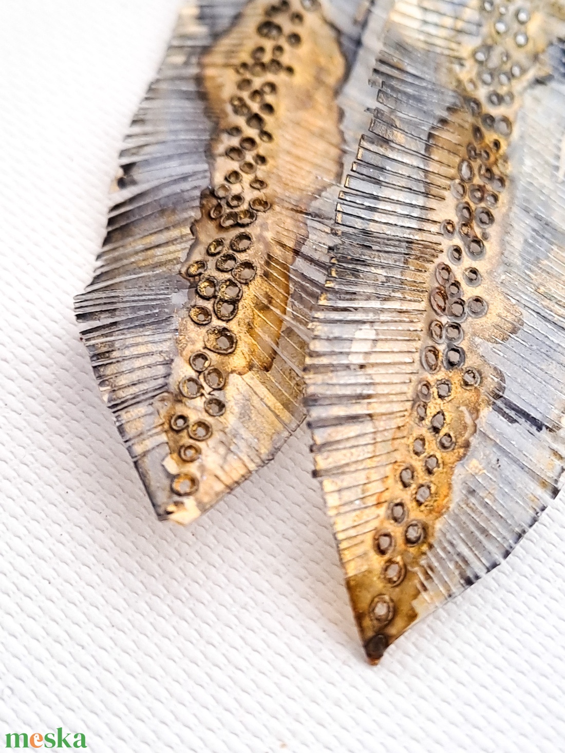 Tollafülbe fülbevaló, madártoll - fenntartható ékszer - ékszer - fülbevaló - lógó fülbevaló - Meska.hu