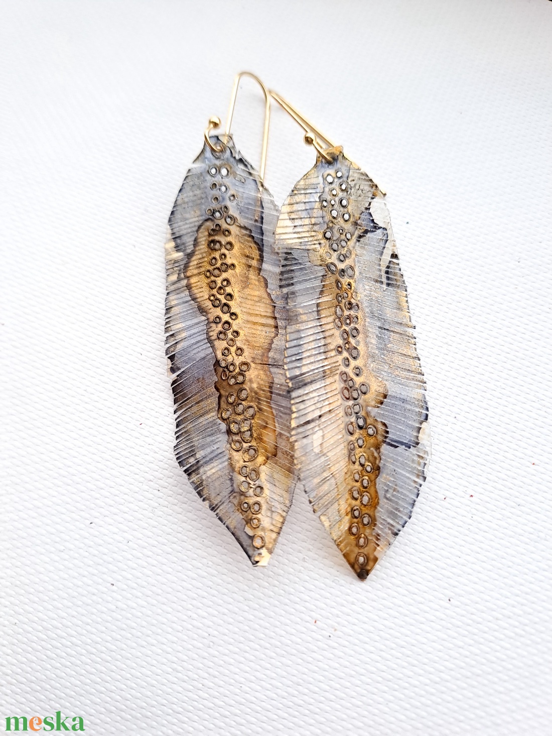 Tollafülbe fülbevaló, madártoll - fenntartható ékszer - ékszer - fülbevaló - lógó fülbevaló - Meska.hu