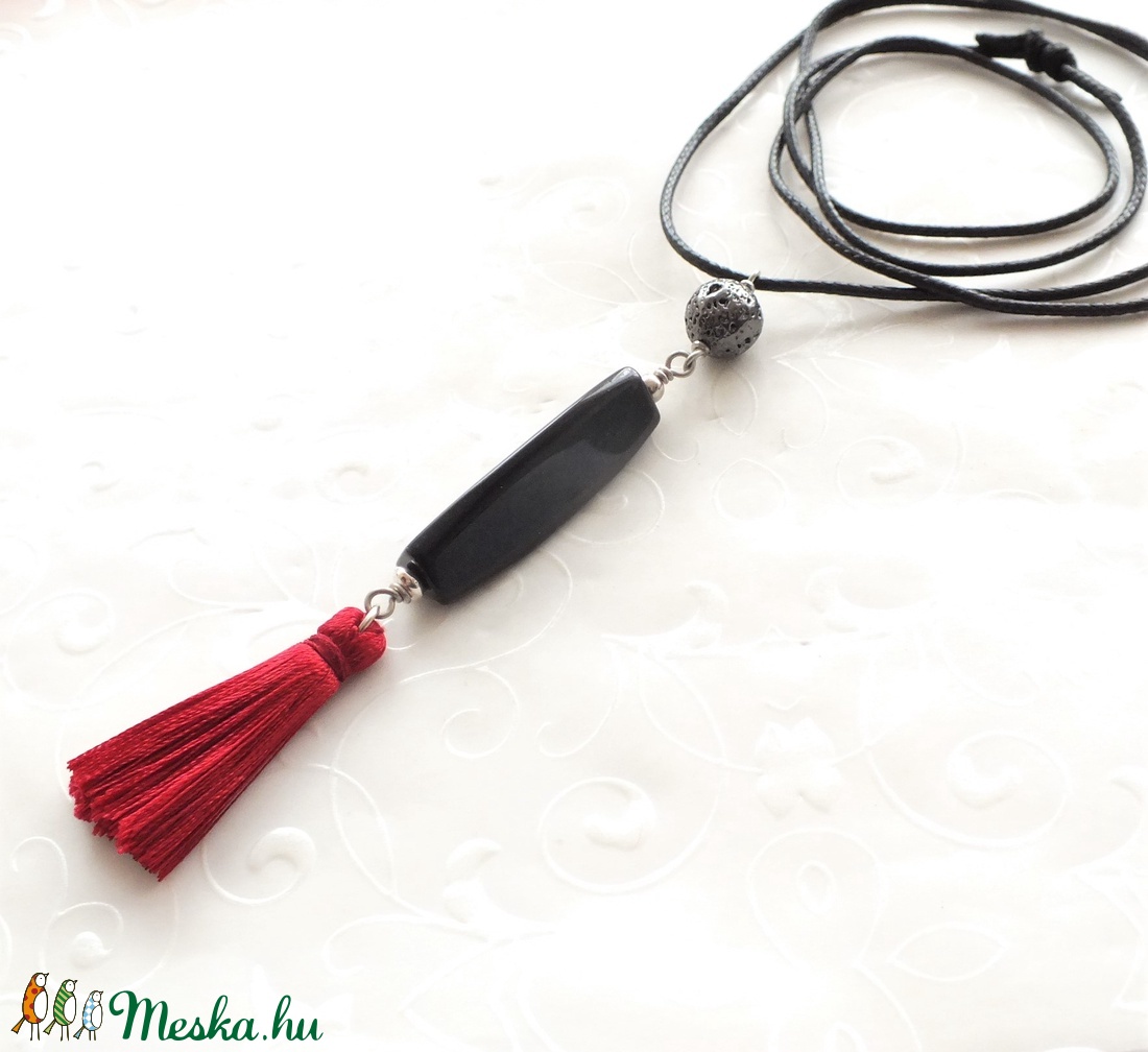 Fekete dáma... hosszú bojtos medál zsinóron - ékszer - nyaklánc - medál - Meska.hu