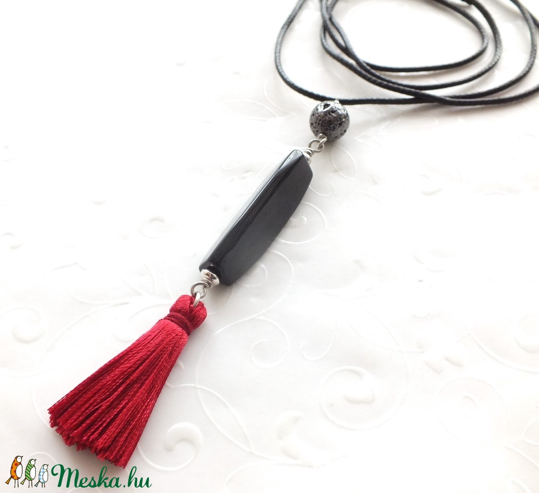 Fekete dáma... hosszú bojtos medál zsinóron - ékszer - nyaklánc - medál - Meska.hu