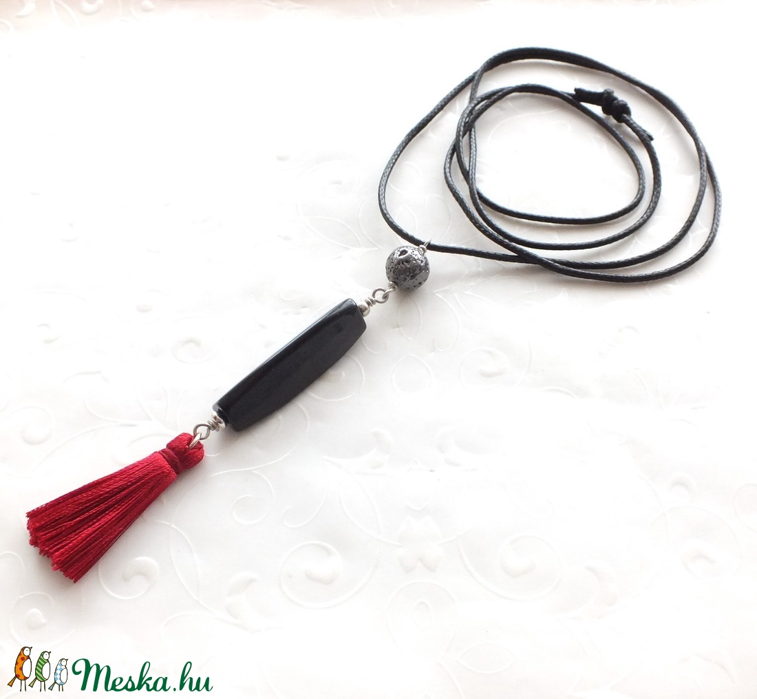 Fekete dáma... hosszú bojtos medál zsinóron - ékszer - nyaklánc - medál - Meska.hu