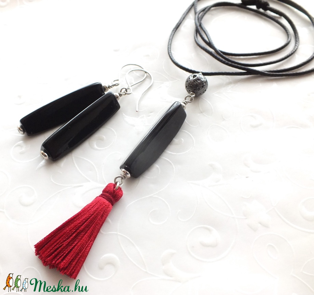 Fekete dáma... hosszú bojtos medál zsinóron - ékszer - nyaklánc - medál - Meska.hu