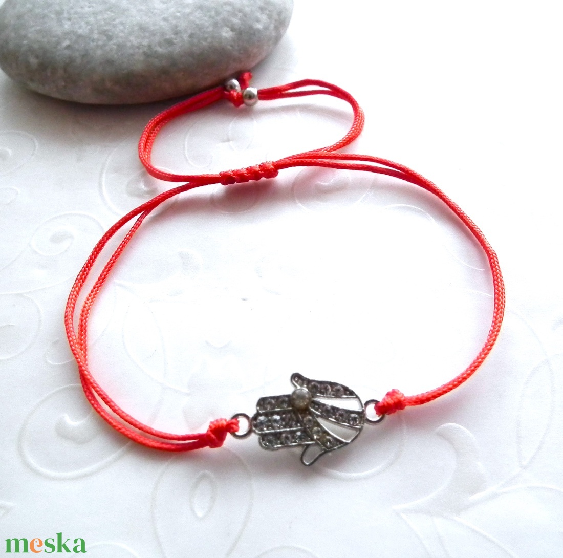 Védelem karkötő, Fatima keze, Hamsa piros zsinóros minimál karkötő - ékszer - karkötő - charm karkötő - Meska.hu