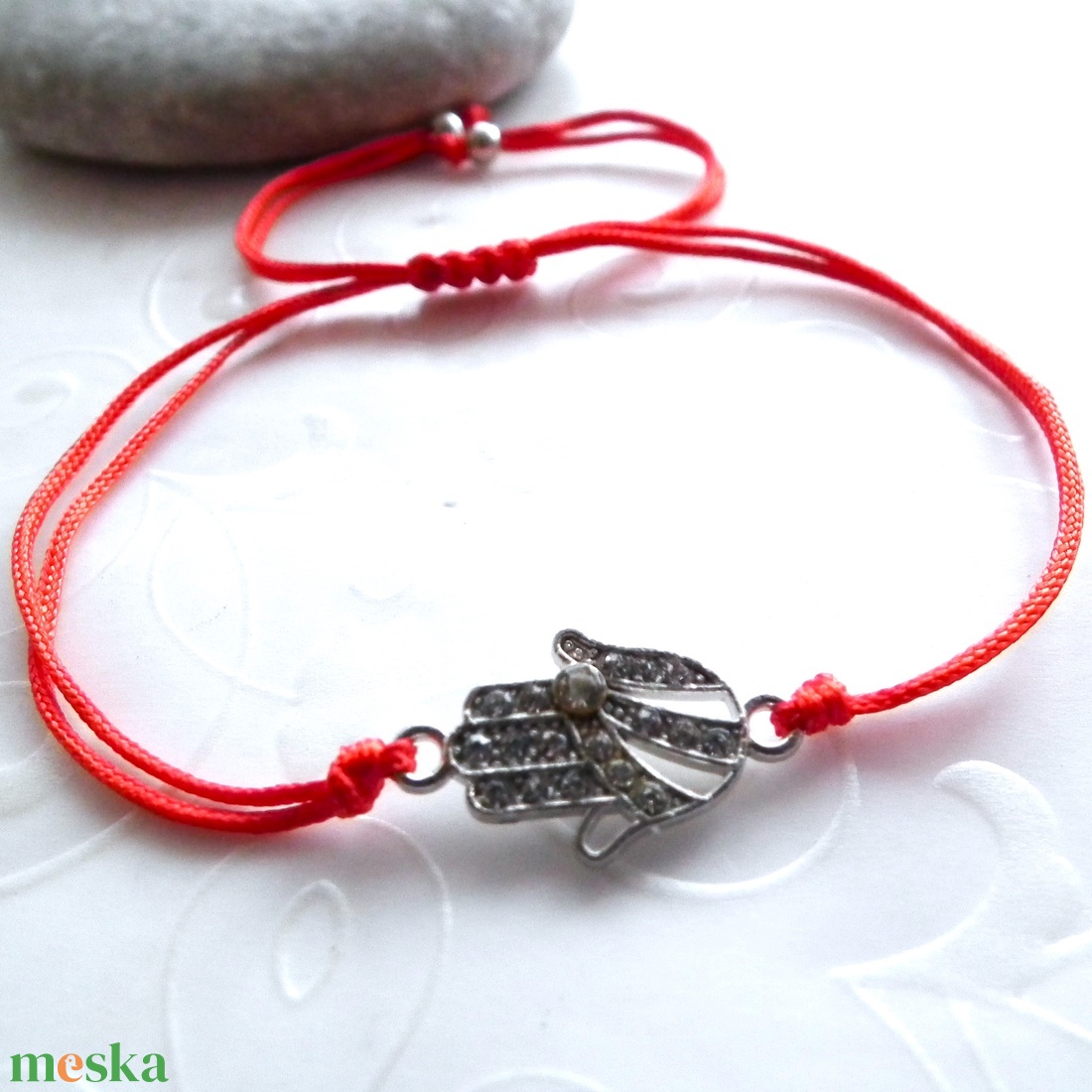Védelem karkötő, Fatima keze, Hamsa piros zsinóros minimál karkötő - ékszer - karkötő - charm karkötő - Meska.hu