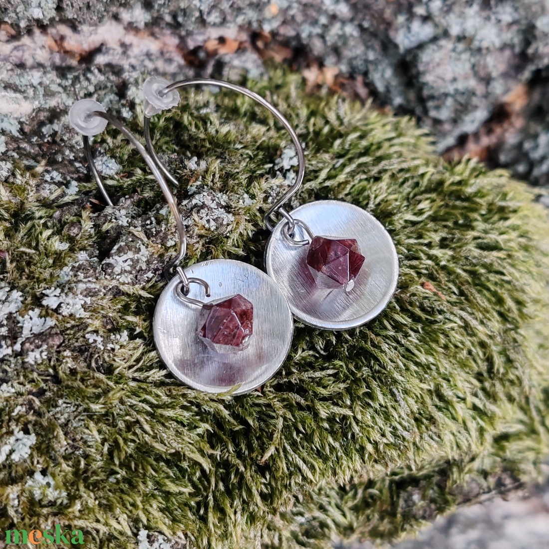 Gránát alu korongos fülbevaló - ékszer - fülbevaló - lógó fülbevaló - Meska.hu