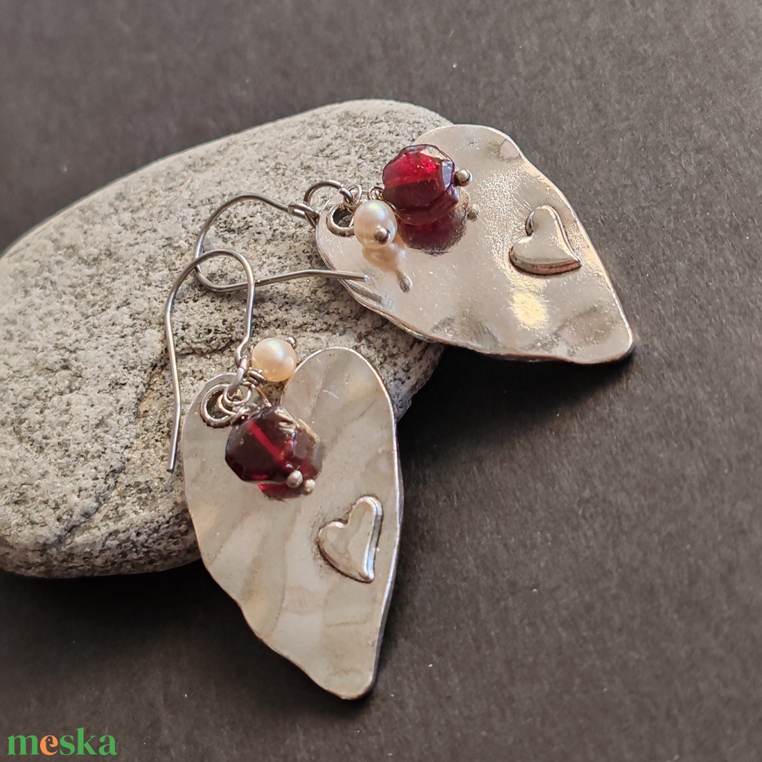 Nagy szív... gránát - tenyésztett gyöngy fülbevaló - ékszer - fülbevaló - lógó fülbevaló - Meska.hu Nagy szív... gránát - tenyésztett gyöngy fülbevaló - ékszer - fülbevaló - lógó fülbevaló - Meska.hu