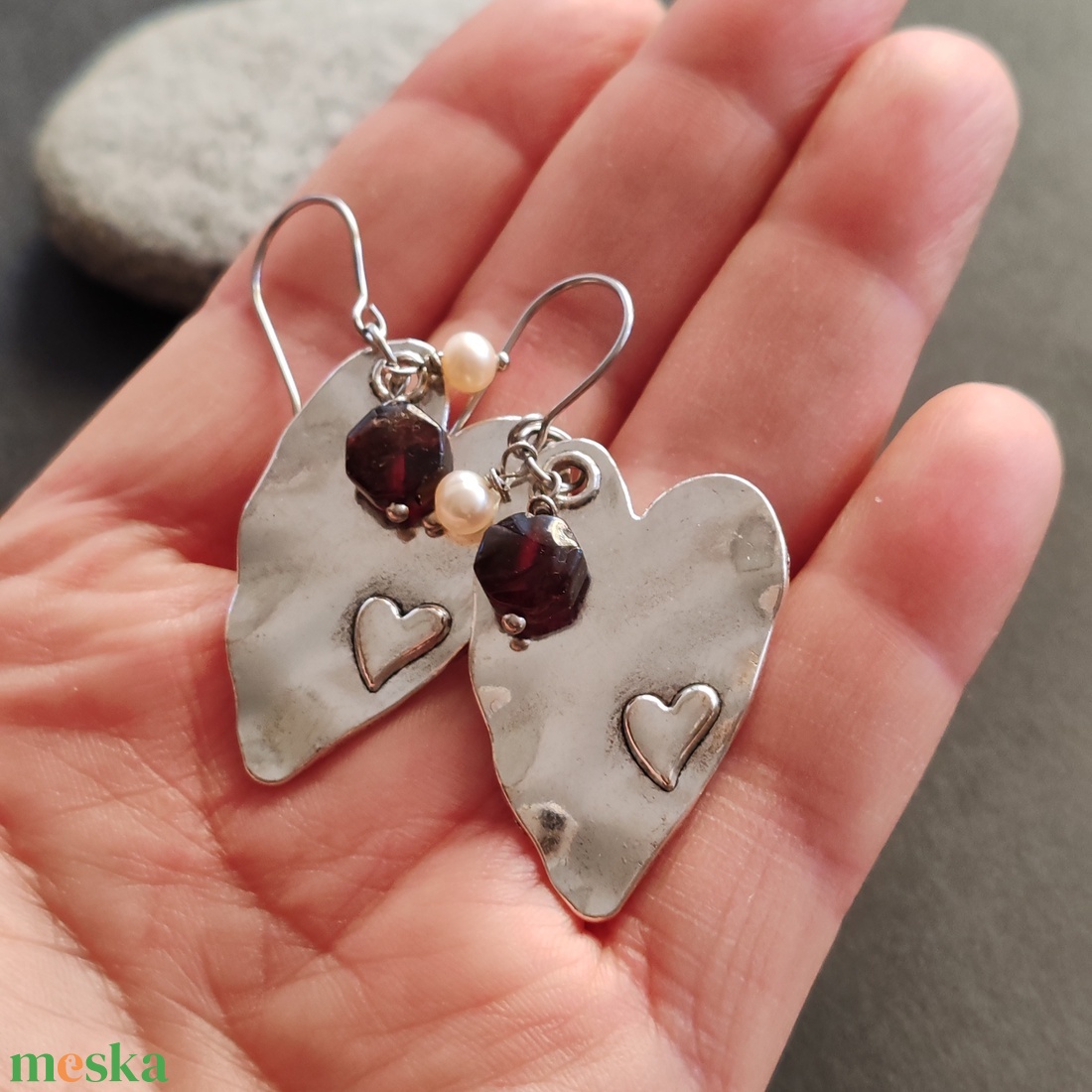 Nagy szív... gránát - tenyésztett gyöngy fülbevaló - ékszer - fülbevaló - lógó fülbevaló - Meska.hu Nagy szív... gránát - tenyésztett gyöngy fülbevaló - ékszer - fülbevaló - lógó fülbevaló - Meska.hu