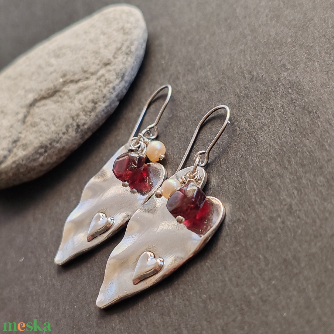 Nagy szív... gránát - tenyésztett gyöngy fülbevaló - ékszer - fülbevaló - lógó fülbevaló - Meska.hu Nagy szív... gránát - tenyésztett gyöngy fülbevaló - ékszer - fülbevaló - lógó fülbevaló - Meska.hu