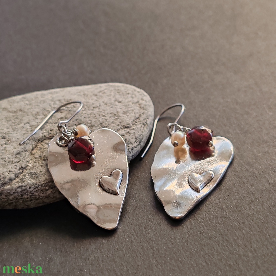 Nagy szív... gránát - tenyésztett gyöngy fülbevaló - ékszer - fülbevaló - lógó fülbevaló - Meska.hu Nagy szív... gránát - tenyésztett gyöngy fülbevaló - ékszer - fülbevaló - lógó fülbevaló - Meska.hu