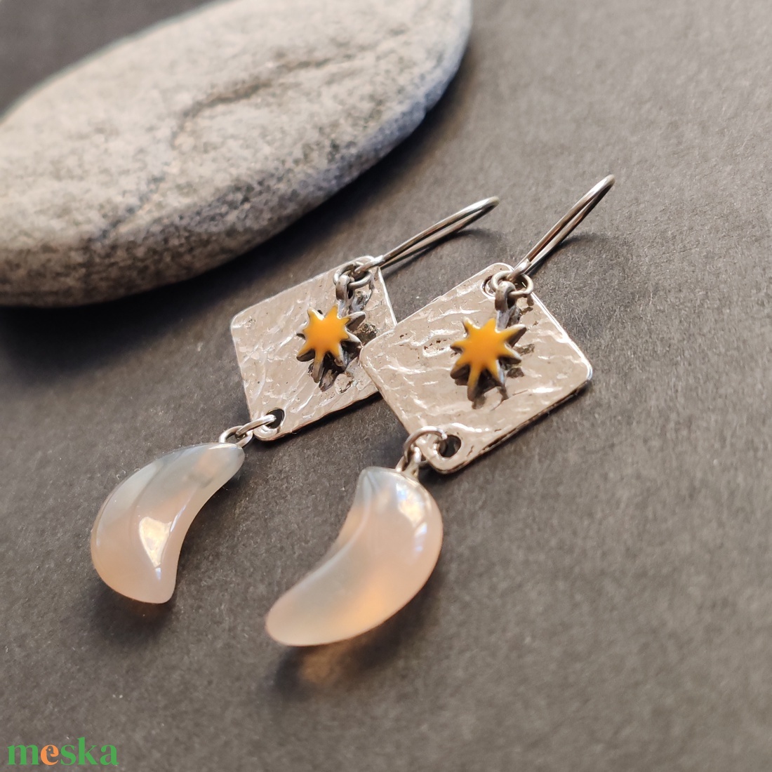 Hold fülbevaló  - ékszer - fülbevaló - lógó fülbevaló - Meska.hu