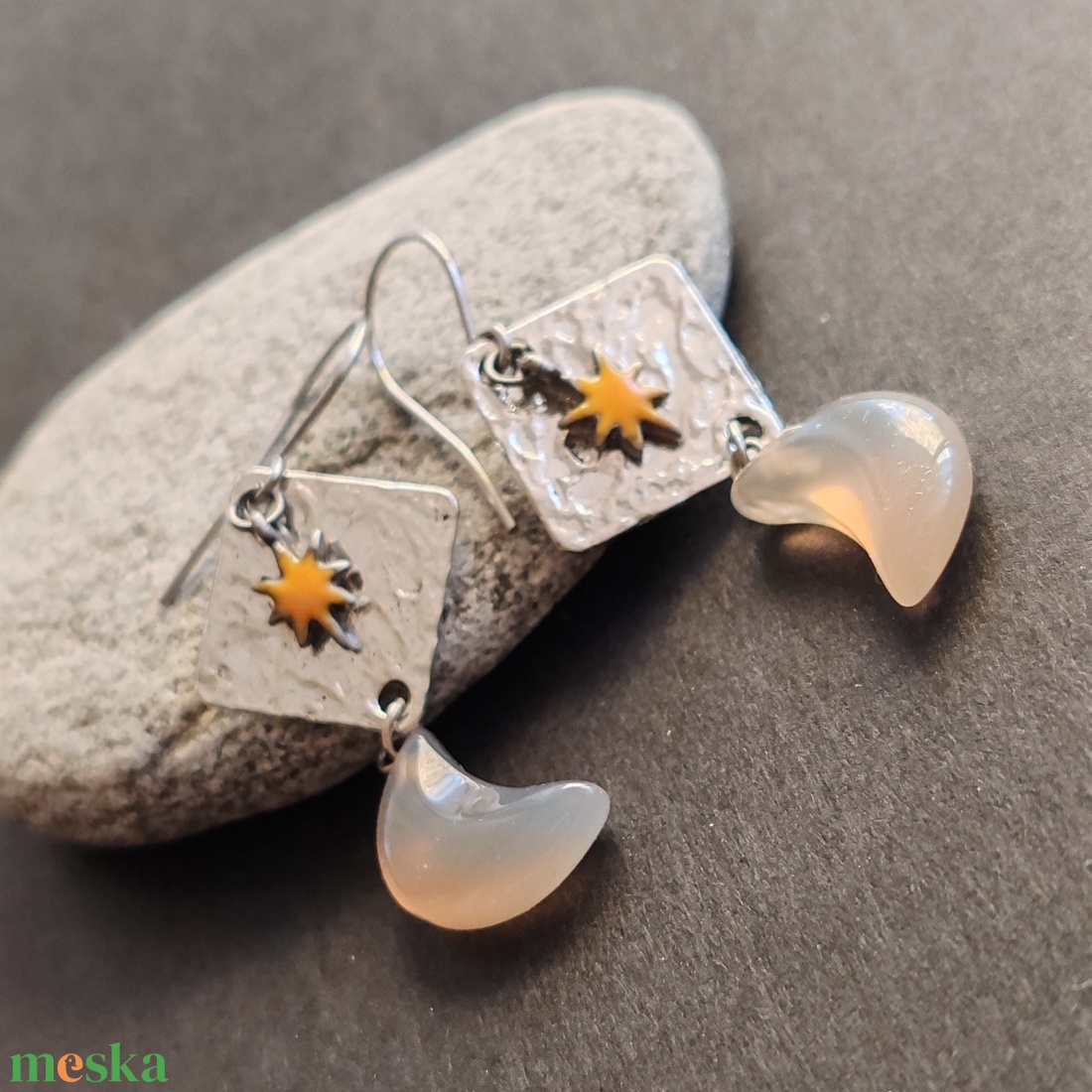 Hold fülbevaló  - ékszer - fülbevaló - lógó fülbevaló - Meska.hu