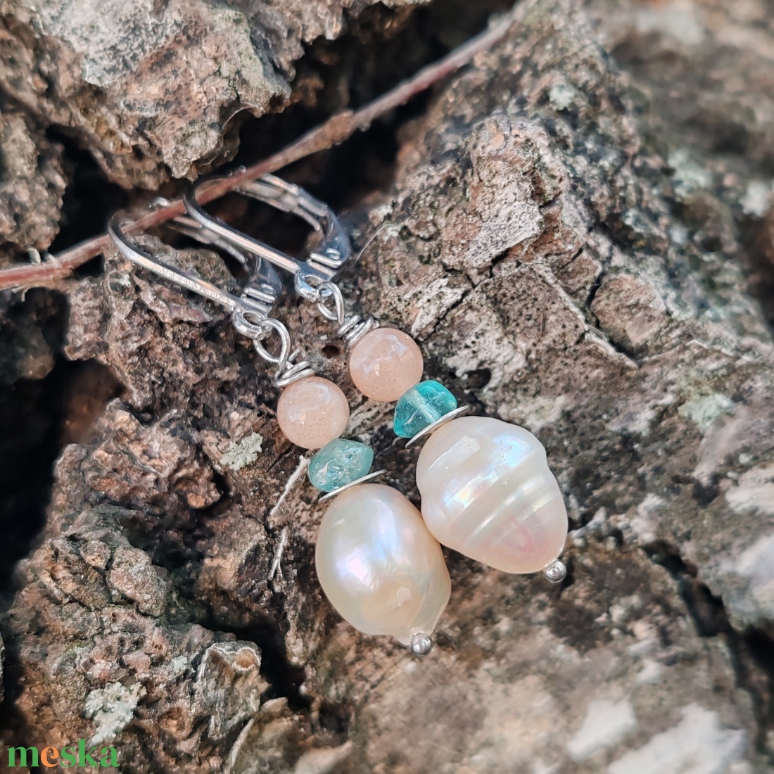 Tenyésztett gyöngy - apatit - napkő fülbevaló  - ékszer - fülbevaló - lógó fülbevaló - Meska.hu