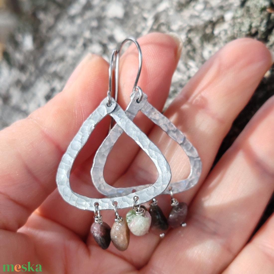 Turmalin háromszög - alumínium fülbevaló  - ékszer - fülbevaló - lógó fülbevaló - Meska.hu