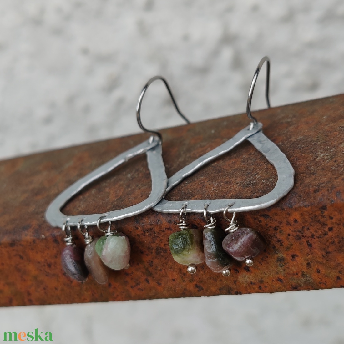 Turmalin háromszög - alumínium fülbevaló  - ékszer - fülbevaló - lógó fülbevaló - Meska.hu