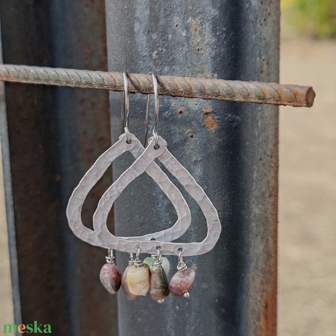 Turmalin háromszög - alumínium fülbevaló  - ékszer - fülbevaló - lógó fülbevaló - Meska.hu