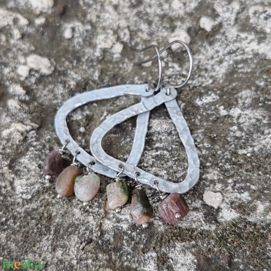 Turmalin háromszög - alumínium fülbevaló  - ékszer - fülbevaló - lógó fülbevaló - Meska.hu