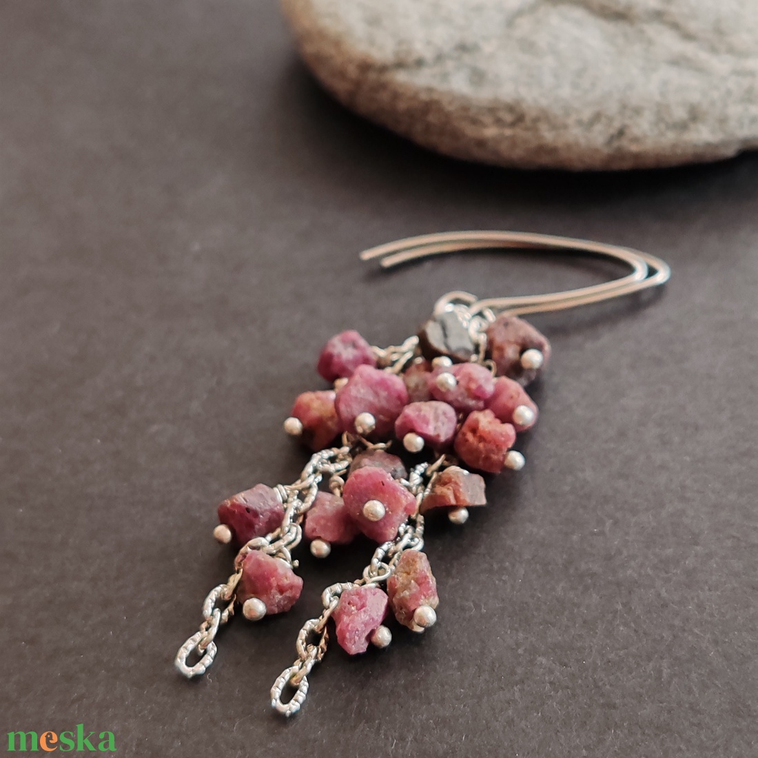 Nyers rubin fülbevaló  - ékszer - fülbevaló - lógó fülbevaló - Meska.hu