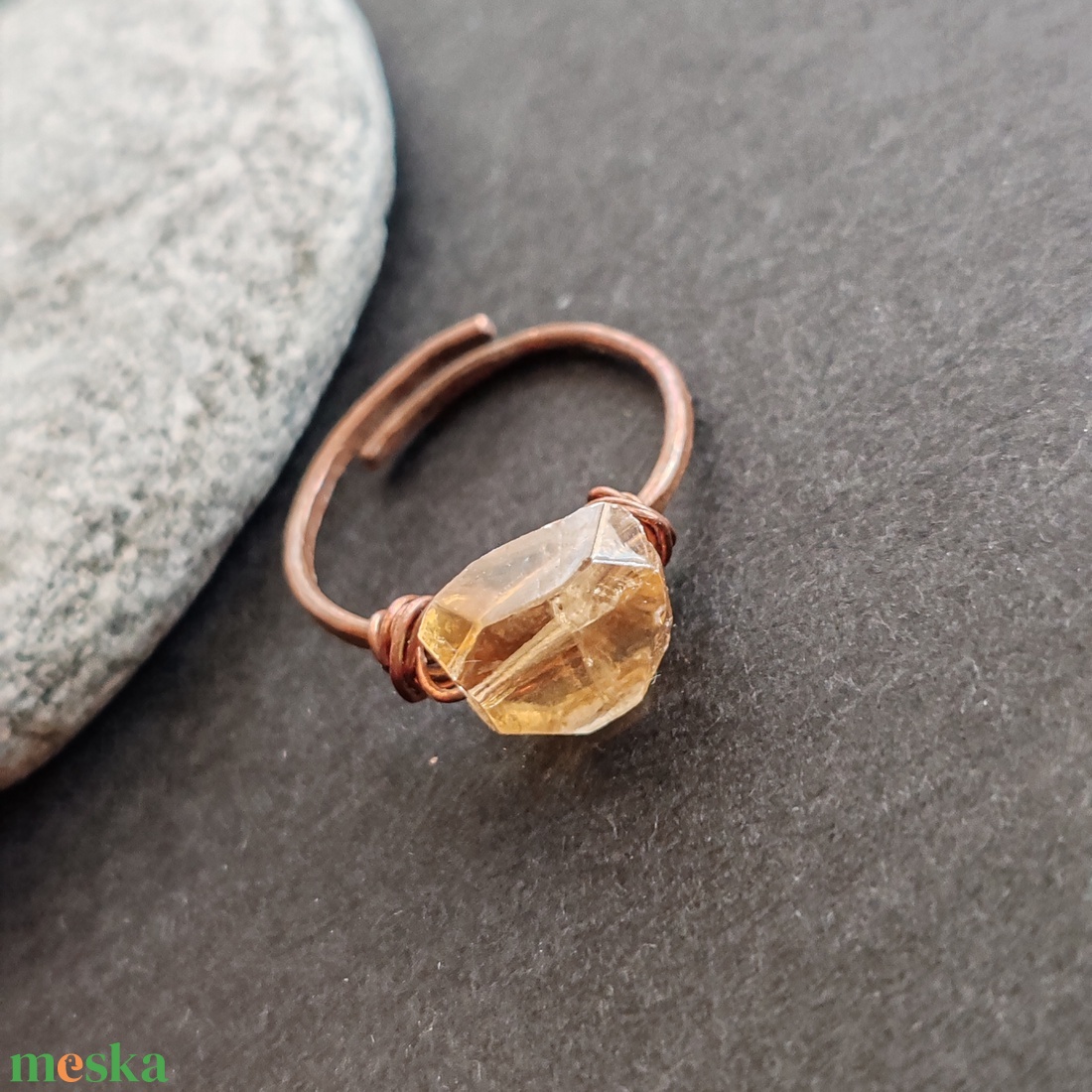 Mézkalcit vörösréz gyűrű  - ékszer - gyűrű - fonódó gyűrű - Meska.hu