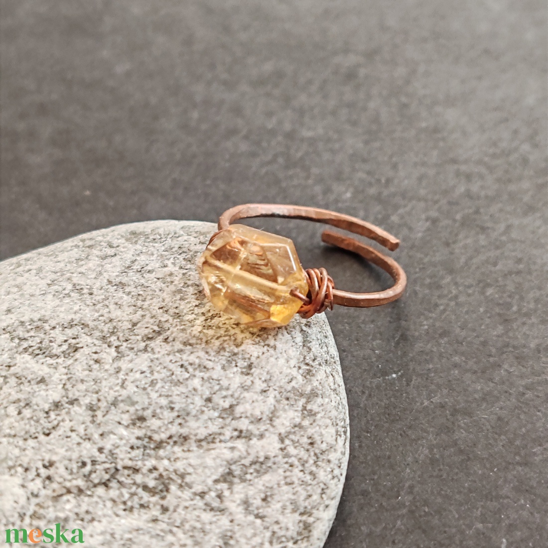 Mézkalcit vörösréz gyűrű  - ékszer - gyűrű - fonódó gyűrű - Meska.hu