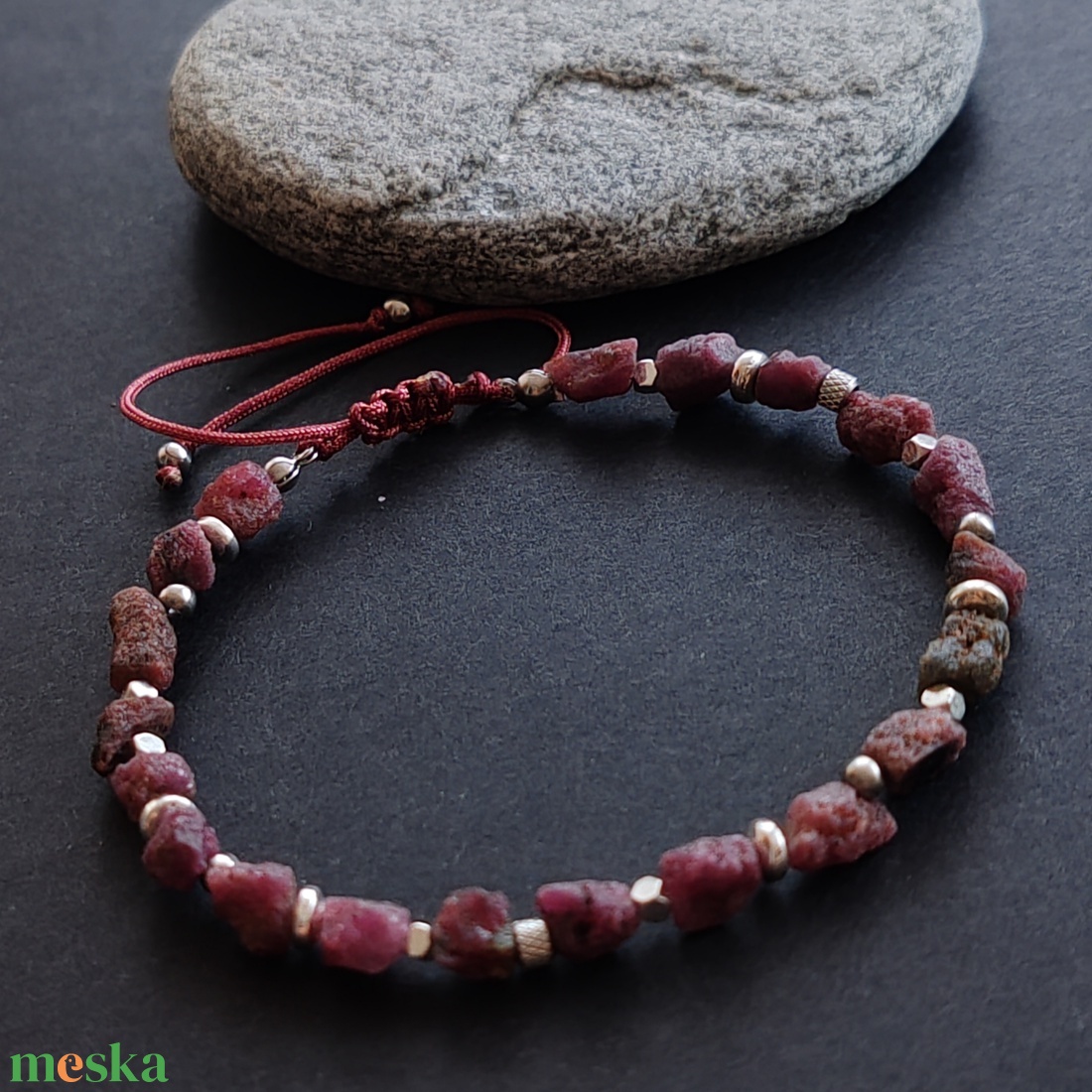 Nyers rubin karkötő  - ékszer - karkötő - gyöngyös karkötő - Meska.hu