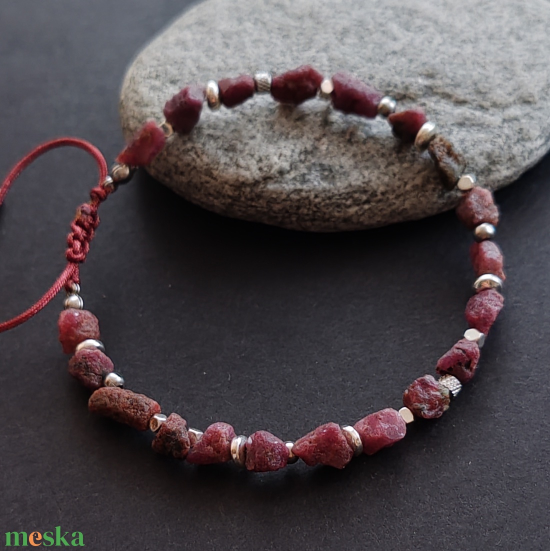 Nyers rubin karkötő  - ékszer - karkötő - gyöngyös karkötő - Meska.hu