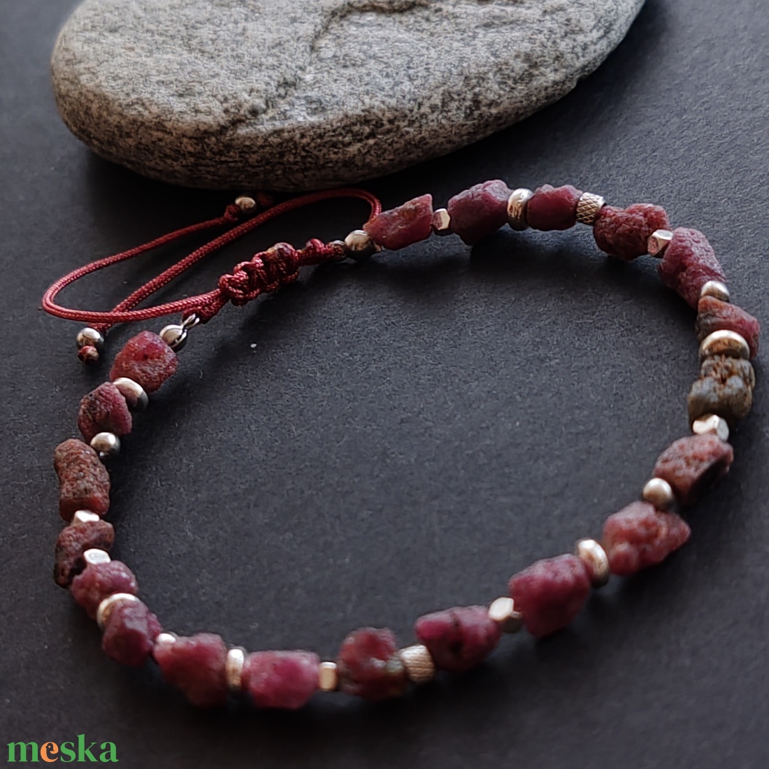 Nyers rubin karkötő  - ékszer - karkötő - gyöngyös karkötő - Meska.hu