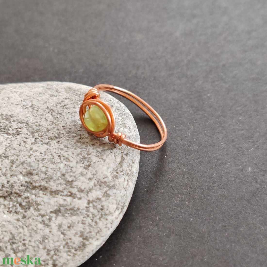 Peridot vörösréz gyűrű  - ékszer - gyűrű - fonódó gyűrű - Meska.hu