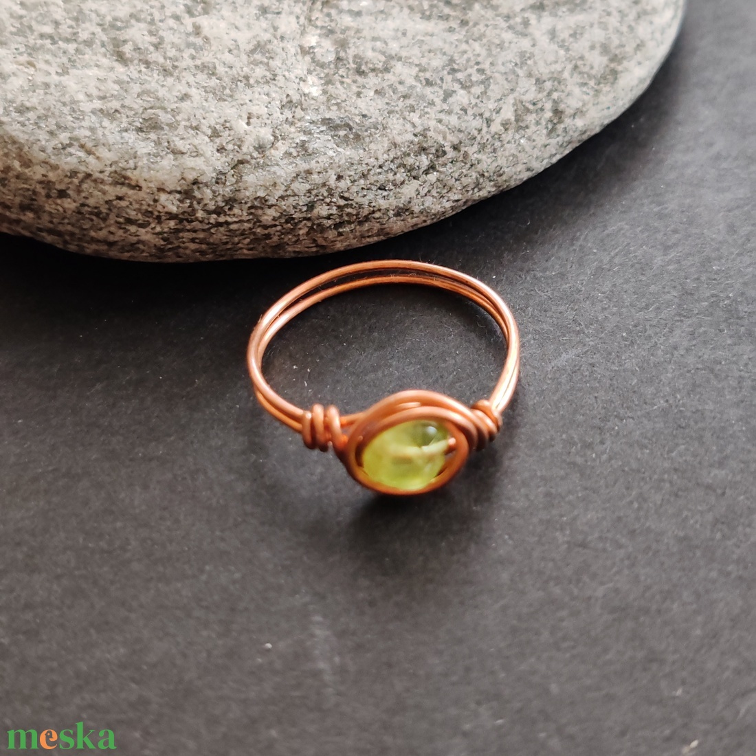 Peridot vörösréz gyűrű  - ékszer - gyűrű - fonódó gyűrű - Meska.hu