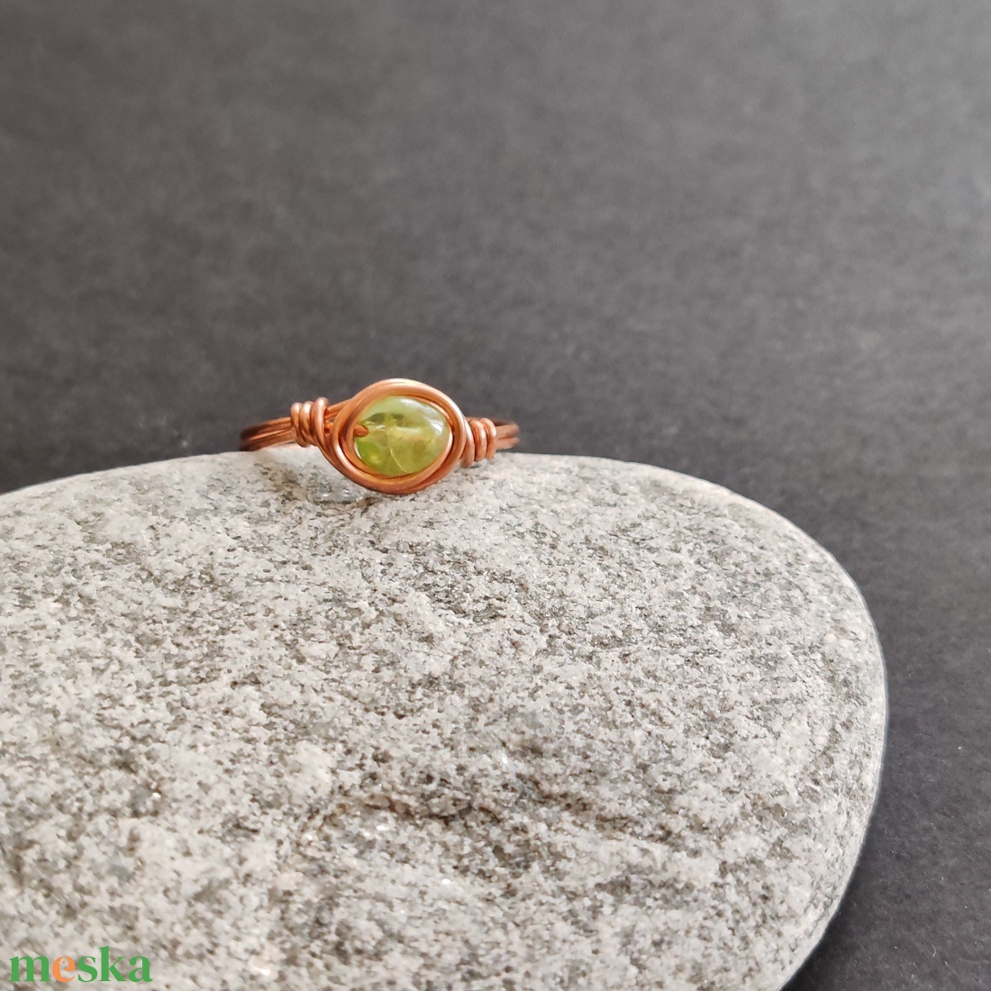 Peridot vörösréz gyűrű  - ékszer - gyűrű - fonódó gyűrű - Meska.hu