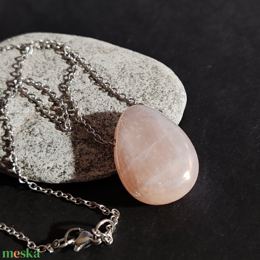 Aurás rózsakvarc medálos acél nyaklánc - ékszer - nyaklánc - medálos nyaklánc - Meska.hu